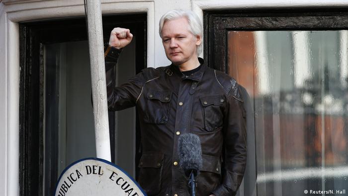 UK Assange erscheint auf Botschaftsbalkon (Reuters/N. Hall)