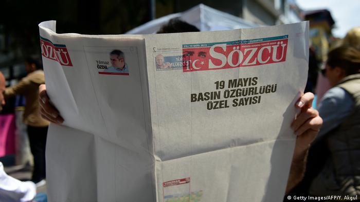Türkei Protest Zeitung Sözcü erscheint mit leeren Seiten (Getty Images/AFP/Y. Akgul)