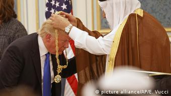 Saudi-Arabien US-Präsident Trump erhält von König Salman die Abdulasis Al-Saud-Medaille (picture alliance/AP/E. Vucci)