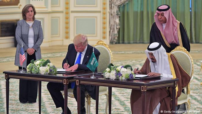 Saudi Arabien US-Präsident Trump und König Salman bin Abdulaziz al-Saud unterzeichnen Verträge (Getty Images/AFP/M. Ngan)