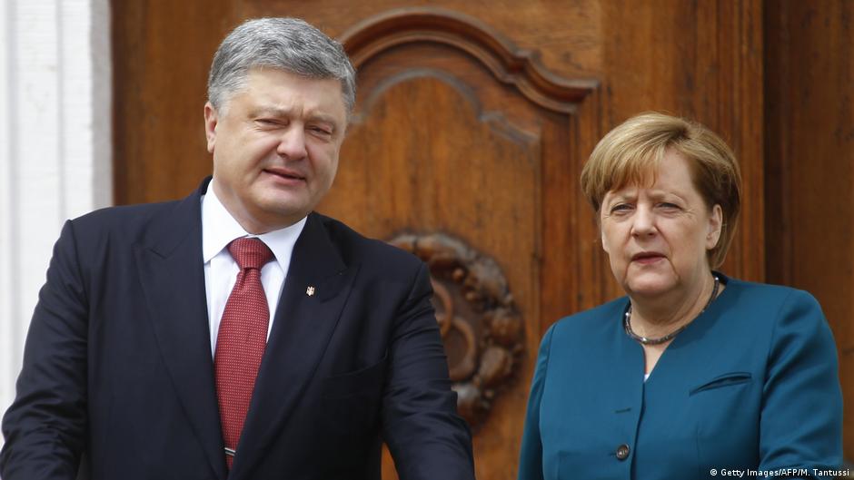 Deutschland Bundeskanzlerin Angela Merkel empfängt den ukrainischen Präsidenten Petro Poroschenko in Meseberg