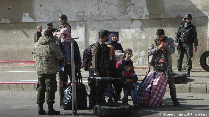 Syrien Al Waer - Homs: Die letzten rebellen verlassen die Stadt (picture-alliance/AP Photo/Sana)