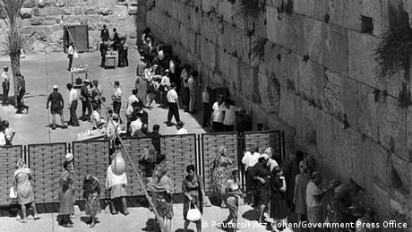 Η φωτογραφία αυτή είναι από την 1η Σεπτεμβρίου 1967 και δείχνει Ισραηλίτες στο Τείχος τον Δακρύων, το οποίο είναι γνωστό κι ως Δυτικό Τείχος. Τώρα η είσοδος μέσω του τείχους είναι πάλι ελεύθερη. Παλαιότερα το τείχος βρισκόταν 19 χρόνια υπό τον έλεγχο της Ιορδανίας.