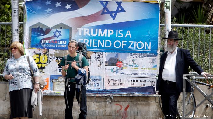 Плакаты в Израиле накануне приезда Трампа