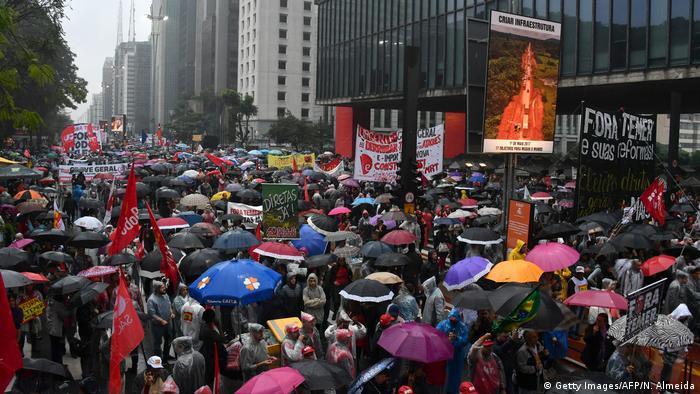 De acordo com os organizadores, cerca de 20 mil pessoas estiveram no domingo na Paulista.