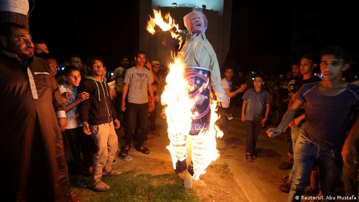 En Gaza, manifestantes palestinos protestaron anoche contra la visita de Trump. (Reuters/I. Abu Mustafa)