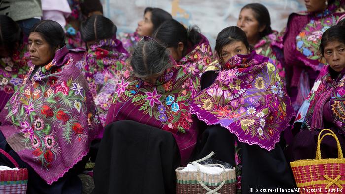 Mexiko | Tzotzil Indigene warten auf die Ankuft von Papst Franziskus (picture-alliance/AP Photo/M. Castillo)