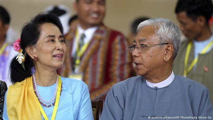 Myanmar Friedensgespräche Aung San Suu Kyi und Htin Kyaw (picture-alliance/AP Photo/Aung Shine Oo)
