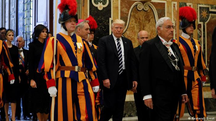 Trump y Melania fueron escoltados por los gentilhombres del papa y la Guardia Suiza. (Reuters/J. Ernst)
