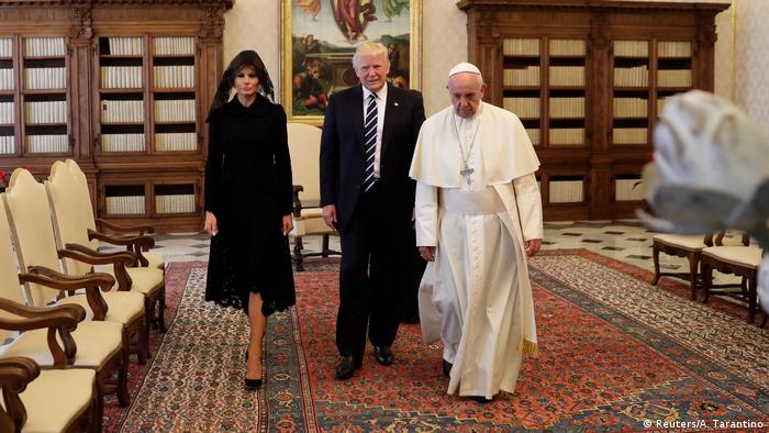 Tras la reunión, Trump presentó al papa a su delegación. (Reuters/A. Tarantino)