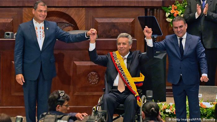 Lenín Moreno (centro), presidente de Ecuador y la izquierda Rafael Correa, expresidente