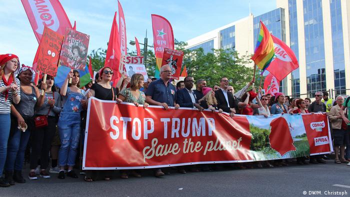 Belgien Trump not welcome Marsch durch Brüssel | Stop Trump - Save the Planet (DW/M. Christoph)