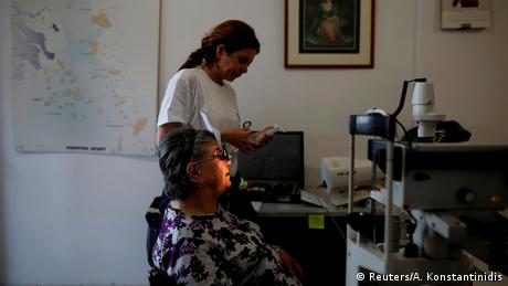 Η 82χρονη Διονυσία Αμοργιανού εξετάζεται από εθελόντρια οφθαλμίατρο της ομάδας στο νησάκι της Θύμαινας.