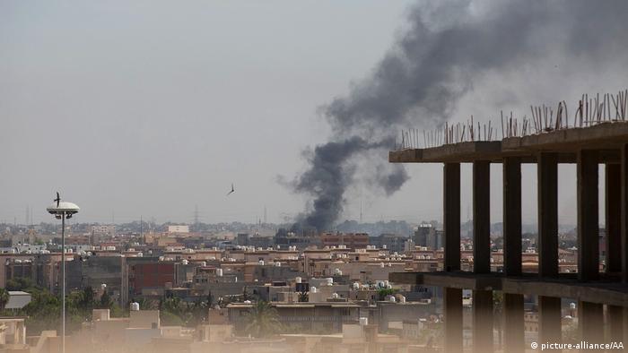 Smoke rising from a building in Libya. (picture-alliance/AA)