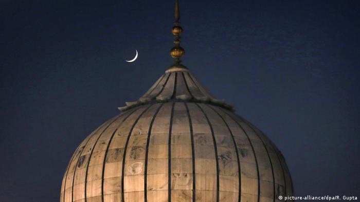 Mondsichel über einer Moschee Ramadan (picture-alliance/dpa/R. Gupta)