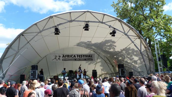 Offene Bühne des Africa Festivals in Würzburg bei dem Konzert der Gruppe Takeifa aus dem Senegal (DW/A. Gensbittel)