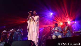 Wally Seck aus dem Senegal bei seinem Auftritt in Würzurg beim 29. Africa Festival (DW/A. Gensbittel)