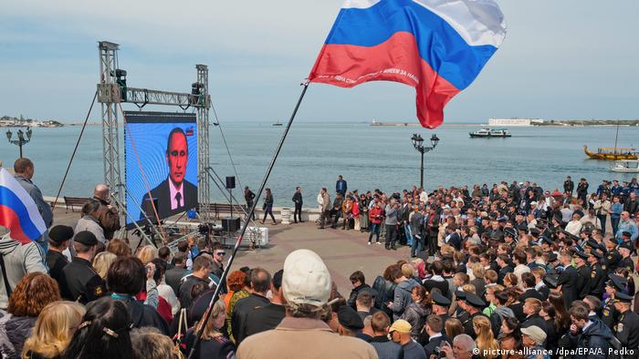 Krim Sewastopol - TV-Übertragung von Putin-Rede (picture-alliance /dpa/EPA/A. Pedko)