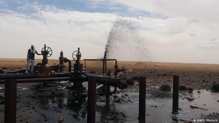 Tunesien - Gouvernorat Tataouine: Eine offene Ölleitung in Kamour (DW/S. Mersch)