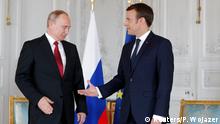 Frankreich - Paris - Vladimir Putin trifft Emmanuel Macron: Handshake