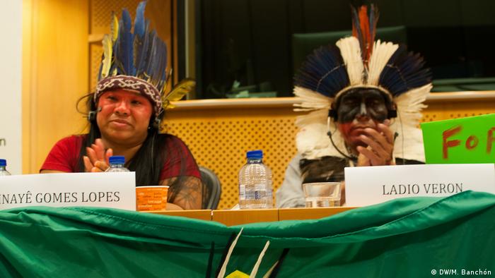 Europäisches Parlament Konferenz Guaraní-Kawioá-Indianer | Ladio Verona und Inayé Gomes Lopes (DW/M. Banchón)