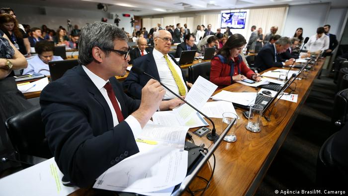 Relator da PEC, senador Lindbergh Farias fala durante a sessão da CCJ nesta quarta-feira (Agência Brasil/M. Camargo)
