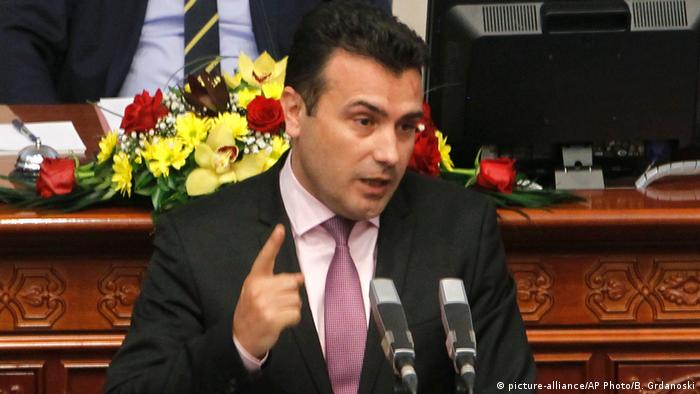 Mazedonien Premierminister Zoran Zaev im Parlament in Skopje (picture-alliance/AP Photo/B. Grdanoski)