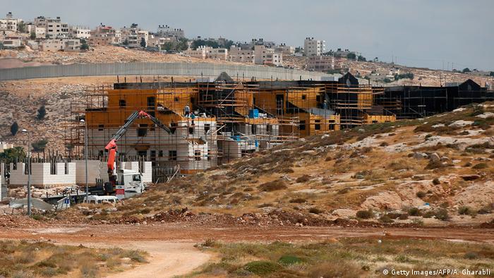 Israel Mauer und Siedlung in Westjordanland (Getty Images/AFP/A. Gharabli)