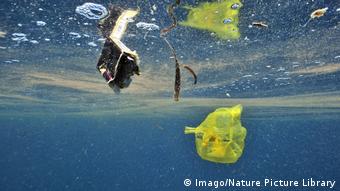 Πλαστικά σκουπίδια στη θάλασσα