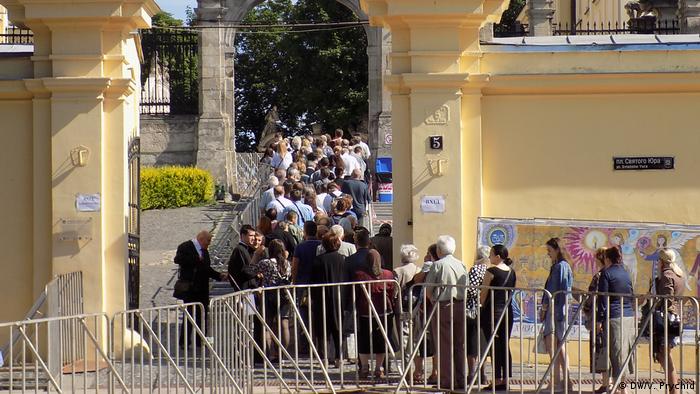 У черзі до Собору святого Юра - люди з усієї західної України
