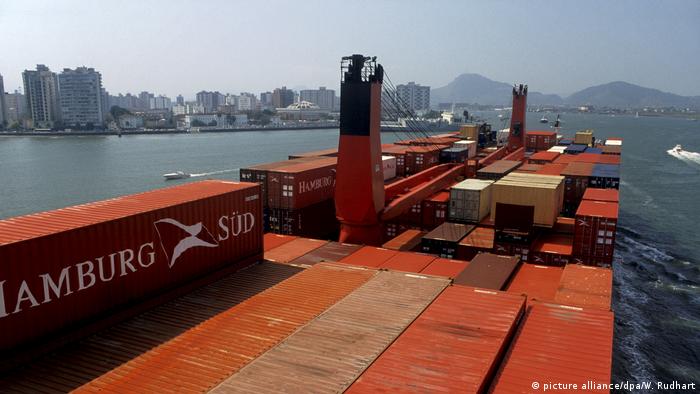 Symbolbild - Freihandel - Containerschiff in Sao Paulo (picture alliance/dpa/W. Rudhart)