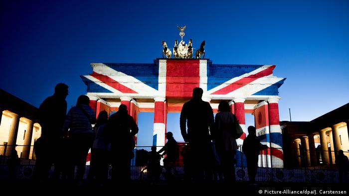 Brandenburger Tor in britischen Nationalfarben angestrahlt (Picture-Alliance/dpa/J. Carstensen)
