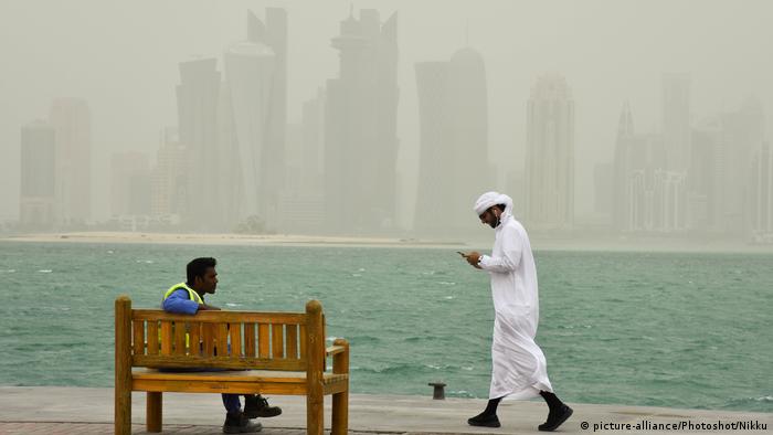 Katar - Doha Skyline im Sandsturm (picture-alliance/Photoshot/Nikku)