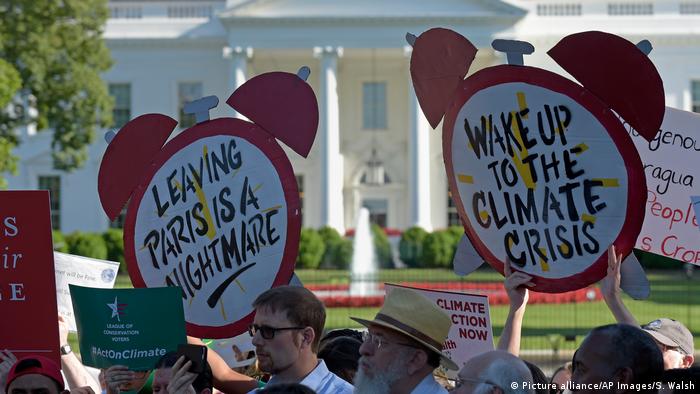 Manifestantes protestam em frente à Casa Branca contra a saída dos EUA do Acordo de Paris sobre o clima