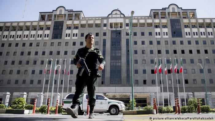 Iran Angriff auf das Parlament in Teheran (picture-alliance/abaca/Fars/Vahabzadeh)