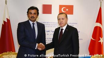 Emir Tamim von Qatar und Erdogan (Picture alliance/dpa/Turkish President Press Office)