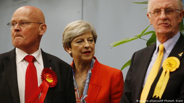 Премьер-министр Великобритании Тереза Мэй с двумя однопартийцами