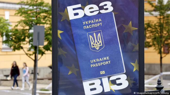 Kiew Ukraine Plakat mit Passport vor EU-Fahne (Imago/Zumapress/S. Glovny)