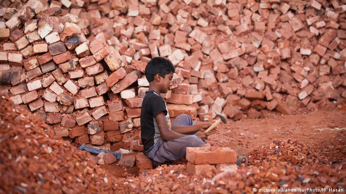 Bangladesch Kinderarbeit in Dhaka (picture-alliance/NurPhoto/M. Hasan)