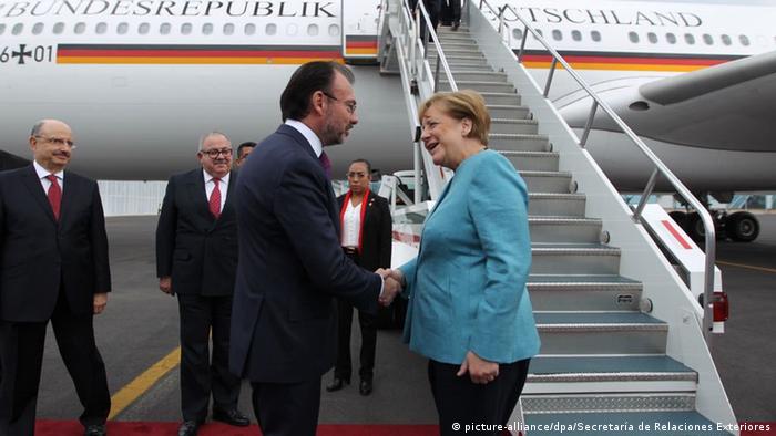 Ministro mexicano do Exterior Luis Videgaray foi primeiro a saudar a chefe de governo alemã à saída do avião