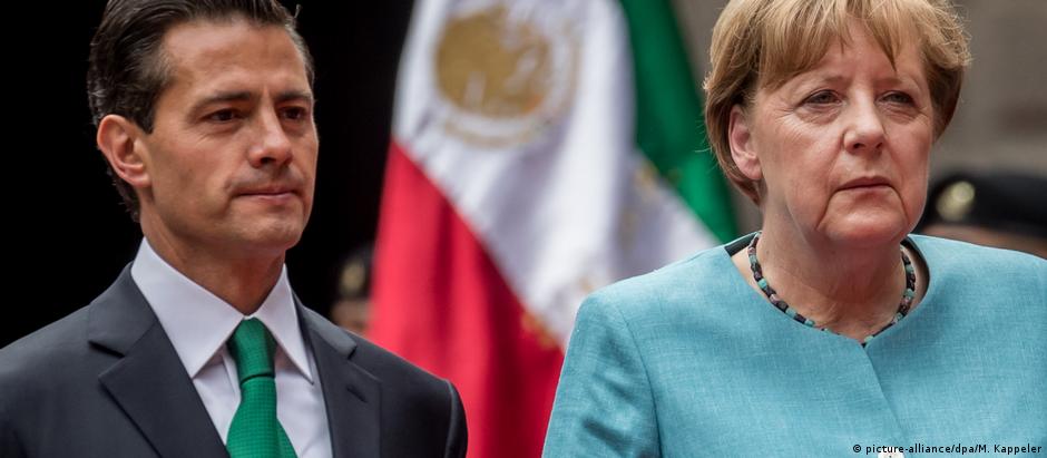 Presidente Peña Nieto (esq.) recebe Merkel no México