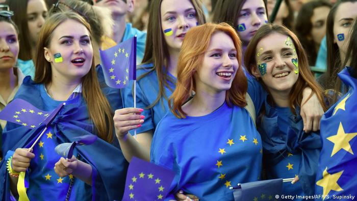 Jóvenes celebran la exensión de visas en un concierto al aire libre en la capital ucraniana. (Getty Images/AFP/S. Supinsky)