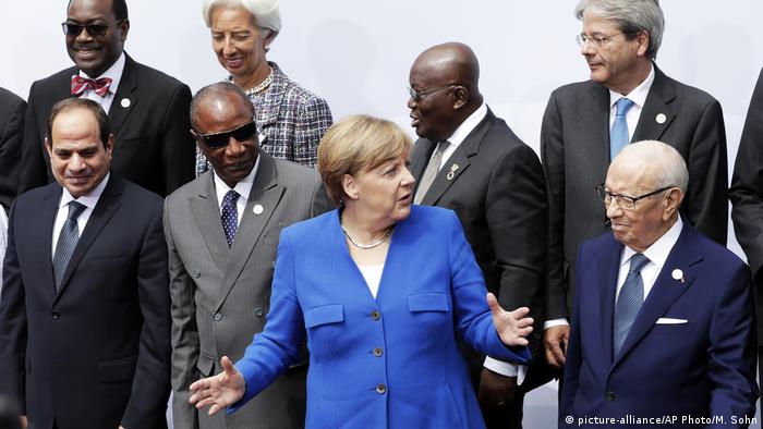 German Chancellor Angela Merkel surrounded by African and European delegates at the G20 Africa Summit in Berlin. (picture-alliance/AP Photo/M. Sohn)