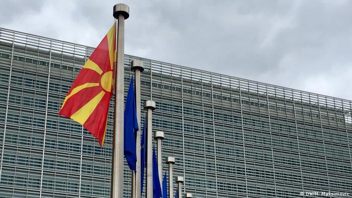 Belgien Die mazedonische Fahne am EU-Parlament (DW/M. Maksimovic)