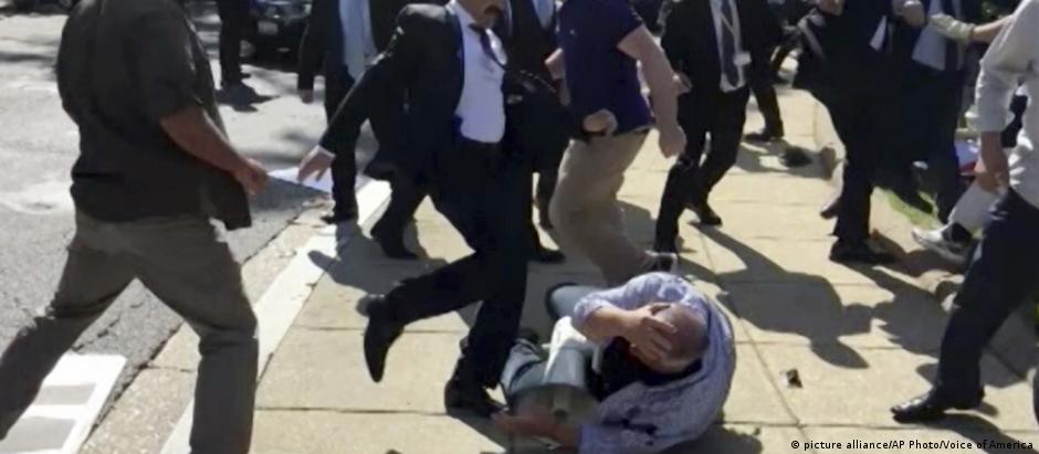 Funcionários de segurança do presidente turco agrediram manifestantes nos EUA em meados de maio