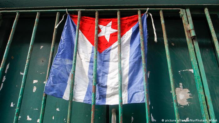 Kuba - Flagge - Alltag in Havanna (picture alliance/NurPhoto/A. Widak)