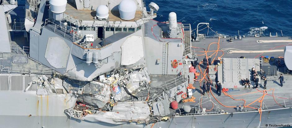 Contratorpedeiro USS Fitzgerald sofreu severas avarias no lado direito. 