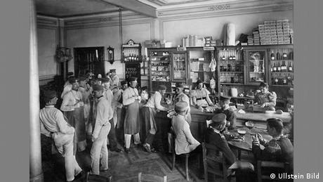 Στρατιώτες του Πρωσικού Στρατού κάθονται, απολαμβάνοντας την μπύρα τους στο μαγειρείο. Ο φωτογράφος Βάλντεμαρ Τίτσενταλερ έβγαλε τη συγκεκριμένη φωτογραφία το 1898. Αργότερα ο φωτορεπόρτερ εργάστηκε στο περιοδικό «Die Dame», φωτογραφίζοντας ηθοποιούς, τραγουδιστές, σκηνοθέτες και αρχιτέκτονες. 