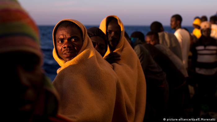 Libyen Migranten Flüchtlinge Boot (picture-alliance/dpa/E.Morenatti)