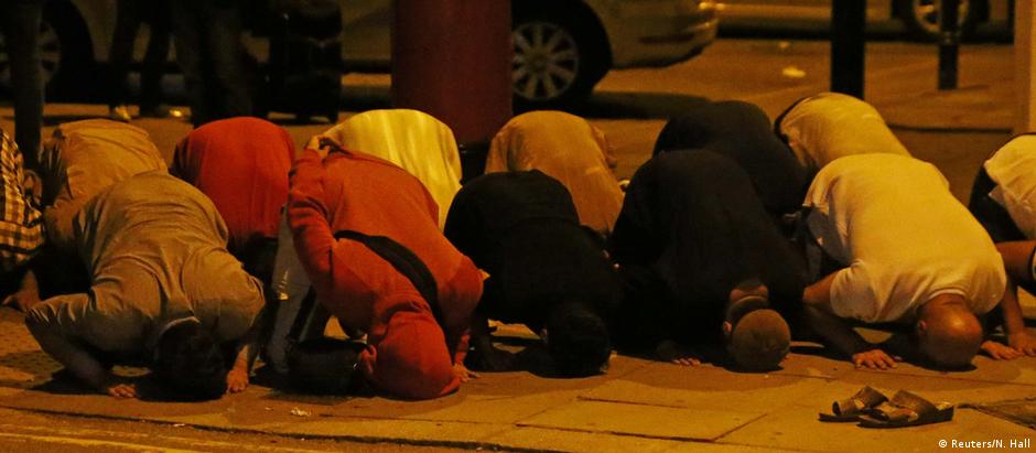 Homens rezam nas proximidades da mesquita de Finsbury Park, após van avançar contra fiéis